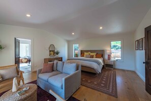 Een strijkplank/strijkijzer, reisbedje, gratis wifi, beddengoed