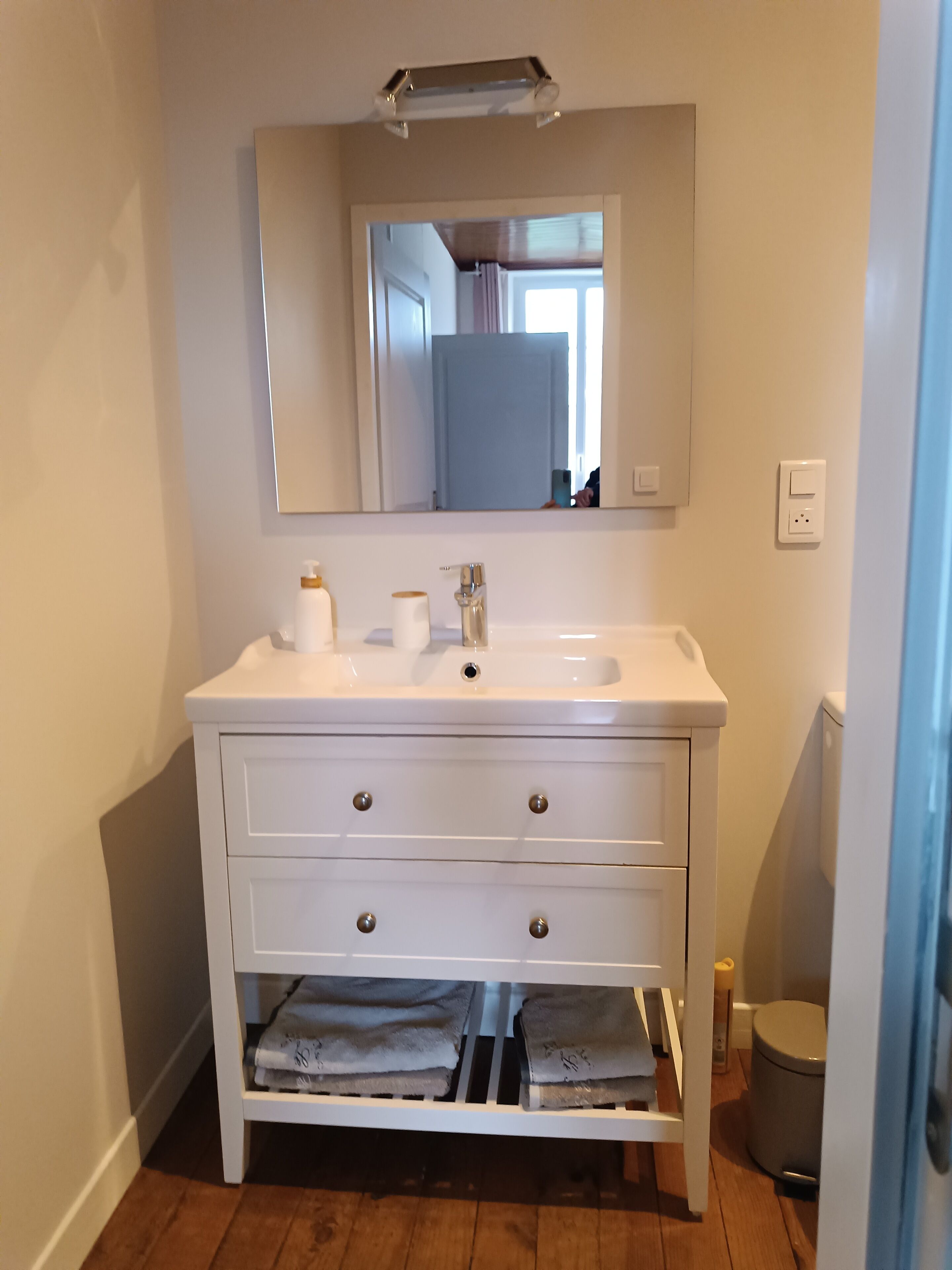 Asciugacapelli, asciugamani, sapone, carta igienica