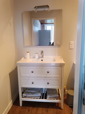 吹风机、毛巾、肥皂、卫生纸