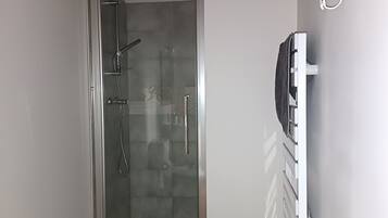 Hårføner, håndklær, såpe og toalettpapir