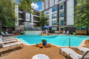 Outdoor pool - Cozy 1-bedroom apartment in Galleria Houston with pool and gym access (Houston)