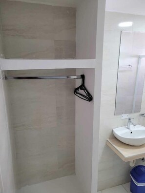 Douche, serviettes fournies, savon, papier toilette