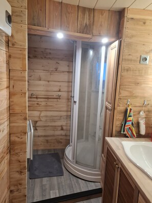 淋浴设施、吹风机、毛巾