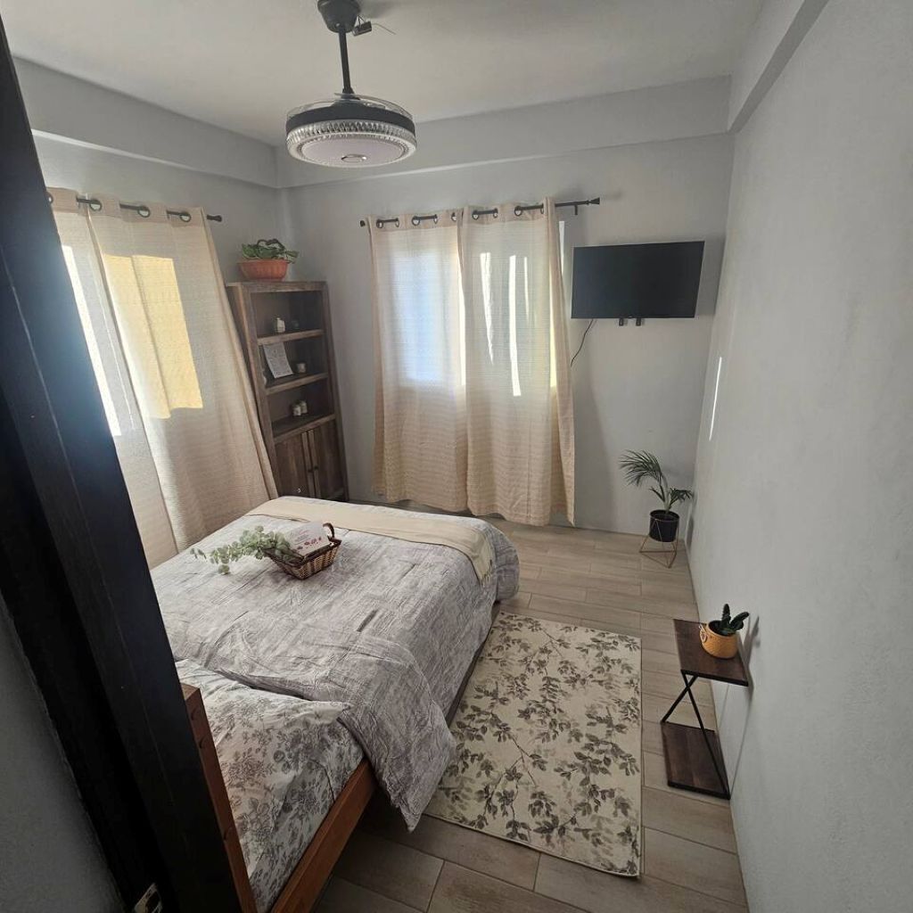 1 slaapkamer, een strijkplank/strijkijzer, wifi, beddengoed