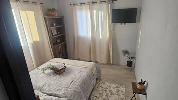 1 slaapkamer, een strijkplank/strijkijzer, wifi, beddengoed