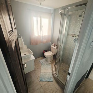 Dusj, håndklær, såpe og toalettpapir