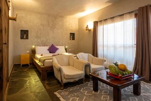 Familienzimmer, Balkon, Blick auf den Innenhof | Bügeleisen/Bügelbrett, kostenloses WLAN