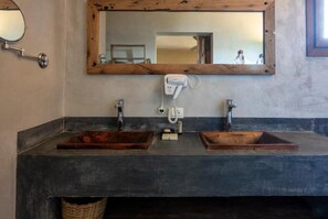 Familienzimmer, Balkon, Blick auf den Innenhof | Badezimmer | Hausschuhe