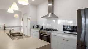 Fridge, microwave, oven, stovetop - Palm House Carrickalinga (Carrickalinga)