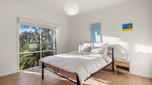 4 bedrooms, WiFi, bed sheets - Palm House Carrickalinga (Carrickalinga)