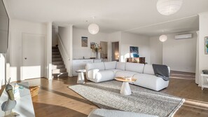 Smart TV, books - Palm House Carrickalinga (Carrickalinga)