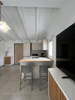 Frigorífico, microondas, horno y placa de cocina