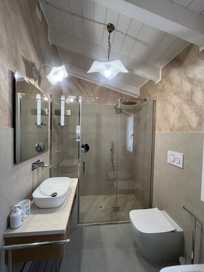 Dusche, Haartrockner, Handtücher