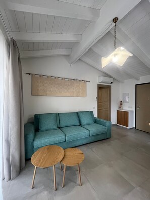 TV - Holiday Home 'Borgo Myricae - Scilla Bianca' with Shared Pool, Wi-Fi and Air Conditioning (Chia)