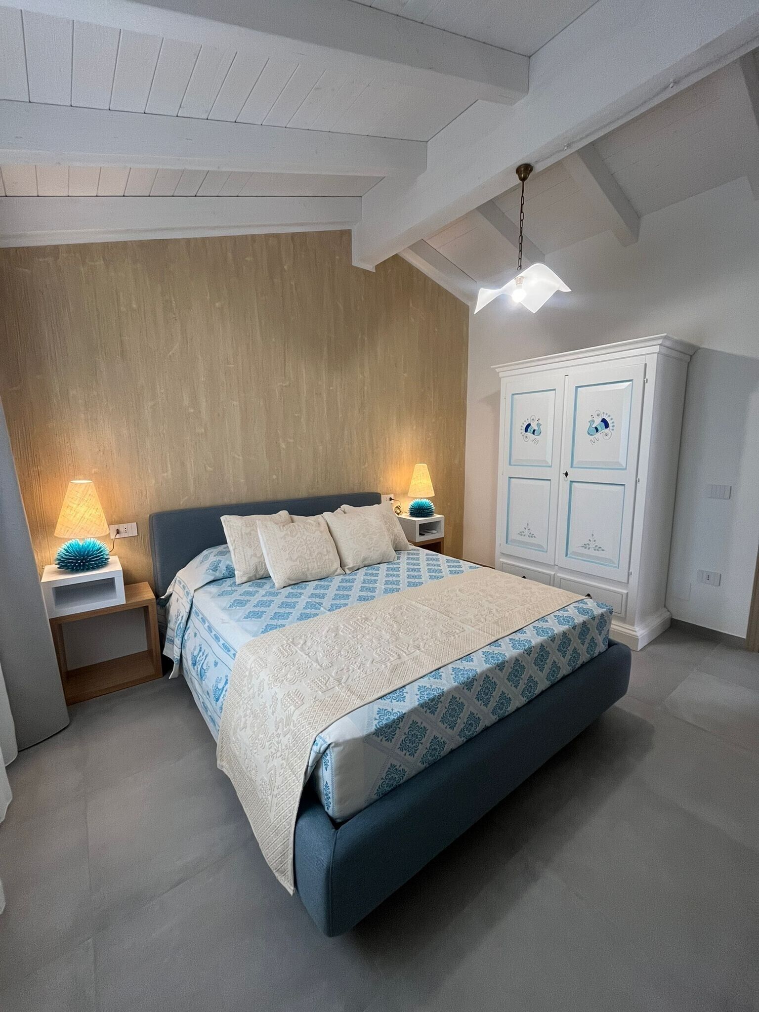 Tabla de planchar con plancha, wifi y ropa de cama 