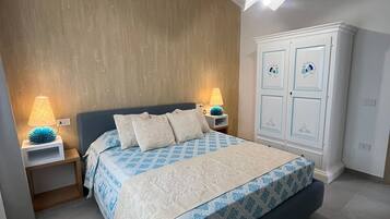 Tabla de planchar con plancha, wifi y ropa de cama