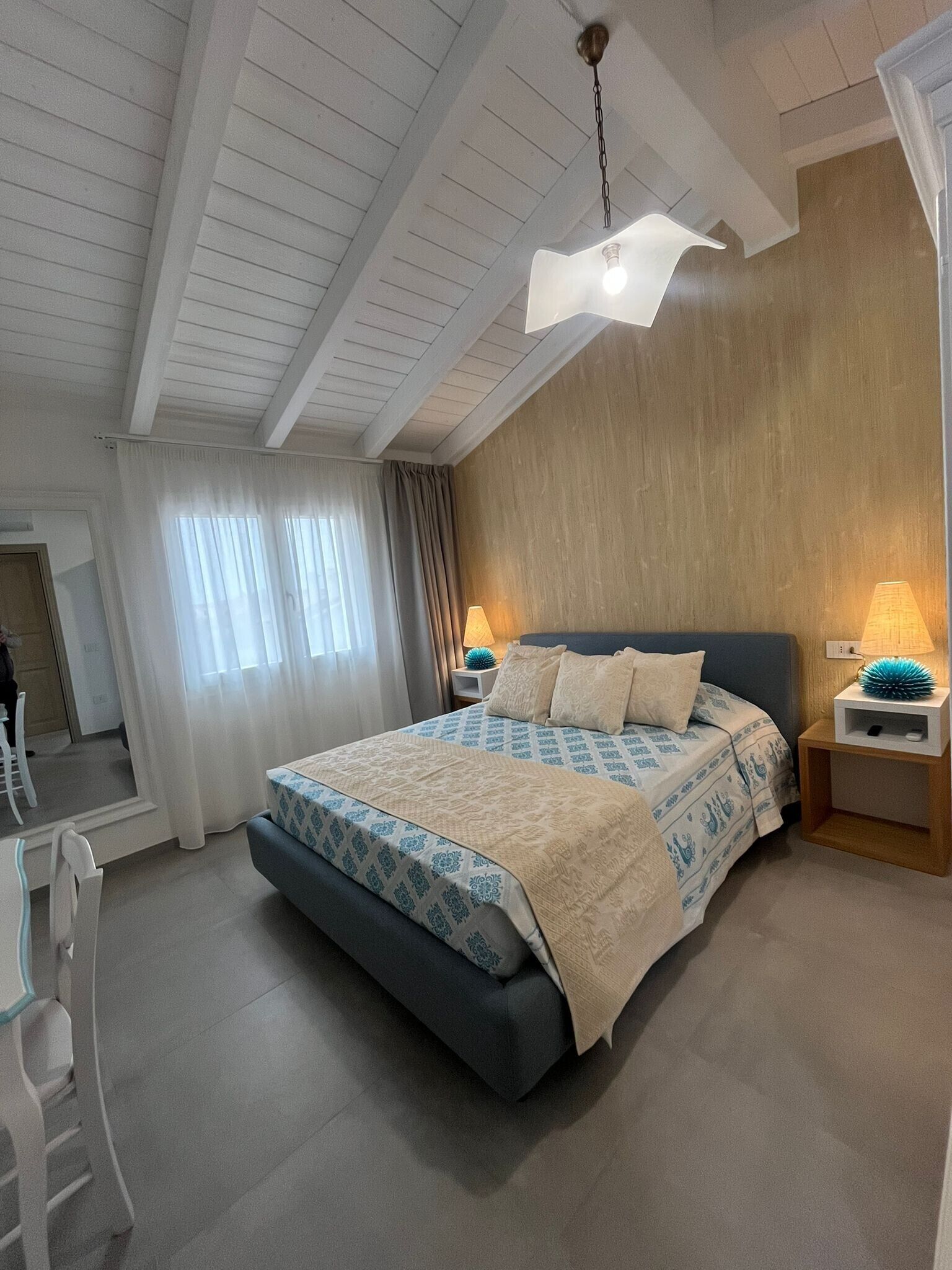 Tabla de planchar con plancha, wifi y ropa de cama 