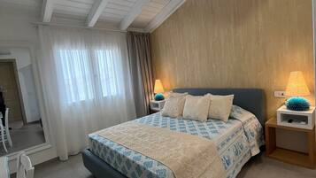 Tabla de planchar con plancha, wifi y ropa de cama