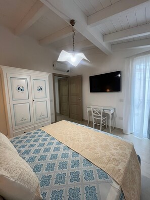 Iron/ironing board, WiFi, bed sheets - Holiday Home 'Borgo Myricae - Viola Ciocca' with Mountain View, Wi-Fi and Air Conditioning (Chia)