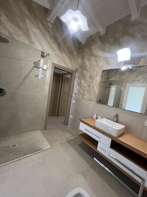 Dusche, Haartrockner, Handtücher