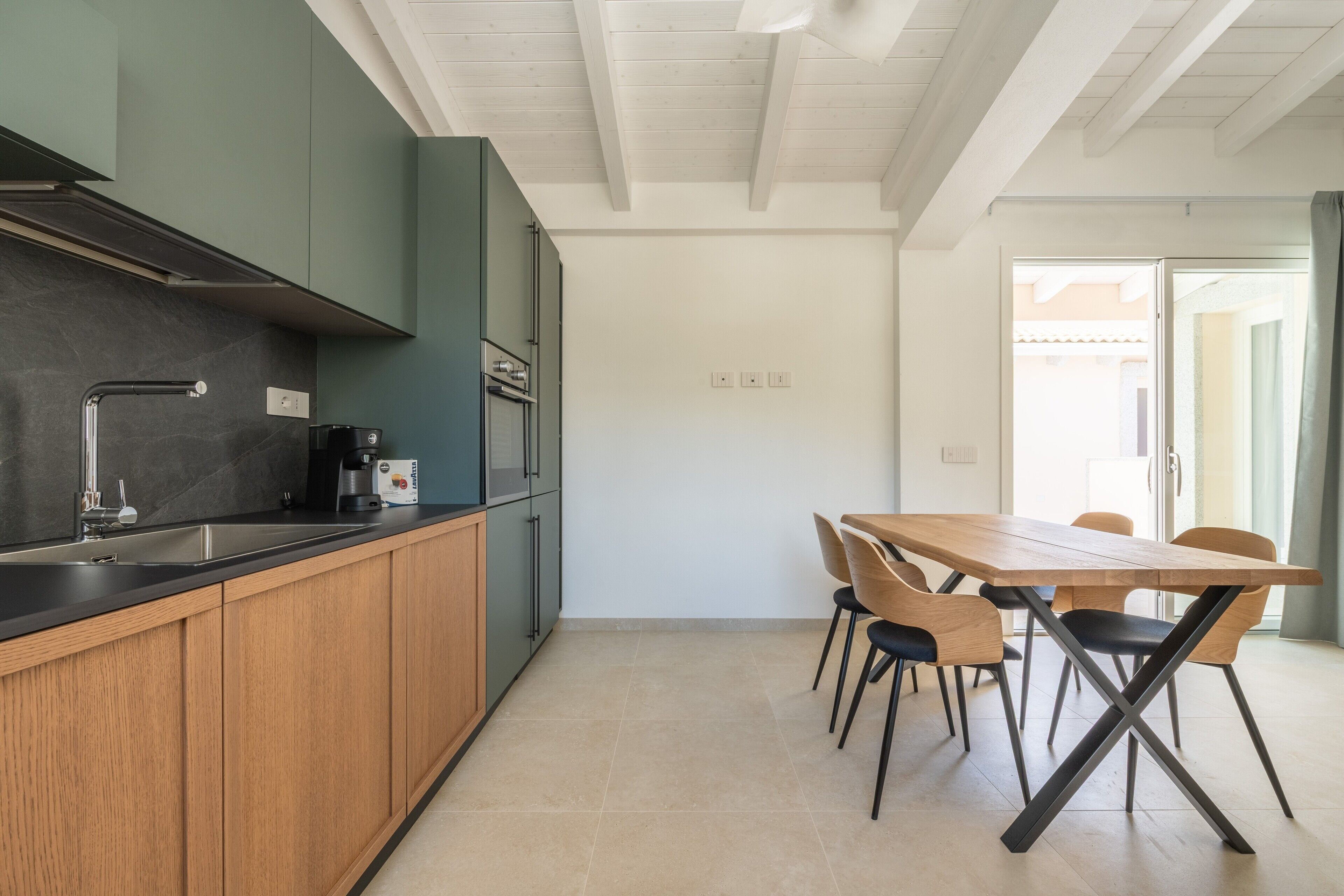 Frigorifero, microonde, forno, piano cottura