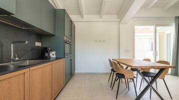 Frigorifero, microonde, forno, piano cottura