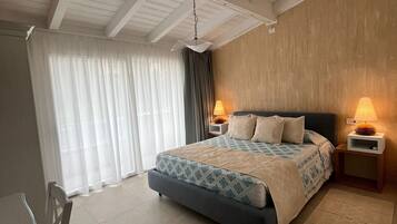 Een strijkplank/strijkijzer, wifi, beddengoed