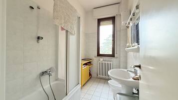 Ducha, bidet, toallas