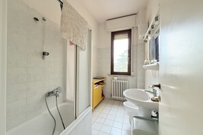 Doccia, bidet, asciugamani