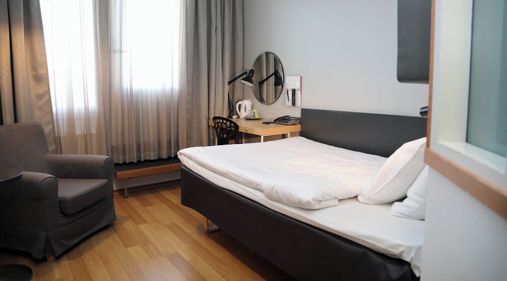 Standard Room, 1 Twin Bed | Desk, blackout drapes, soundproofing, iron/ironing board