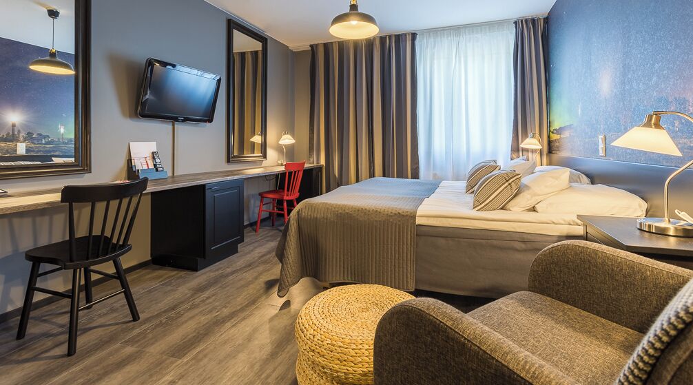 Standard Room, 1 Queen Bed | Desk, blackout drapes, soundproofing, iron/ironing board