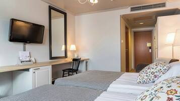 Basic Triple Room | Desk, blackout drapes, soundproofing, iron/ironing board