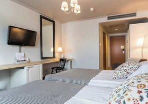 Eenvoudige driepersoonskamer | Een bureau, verduisterende gordijnen, geluiddichte muren