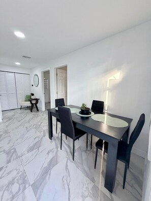 Dining - 2/1 peaceful, lakeview studio (Atlantis)