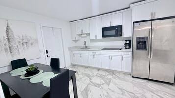 Kühlschrank, Mikrowelle, Herdplatte, Wasserkocher mit Kaffee-/Teezubehör