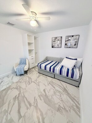 Room - 2/1 peaceful, lakeview studio (Atlantis)