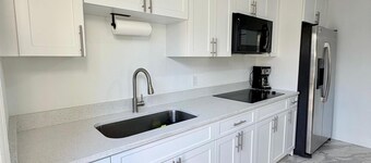 2/1 peaceful, lakeview studio