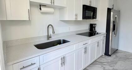 2/1 private, peaceful, lakeview studio