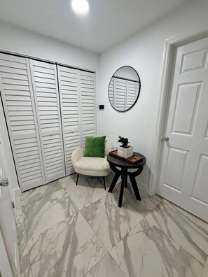 Interior - 2/1 peaceful, lakeview studio (Atlantis)