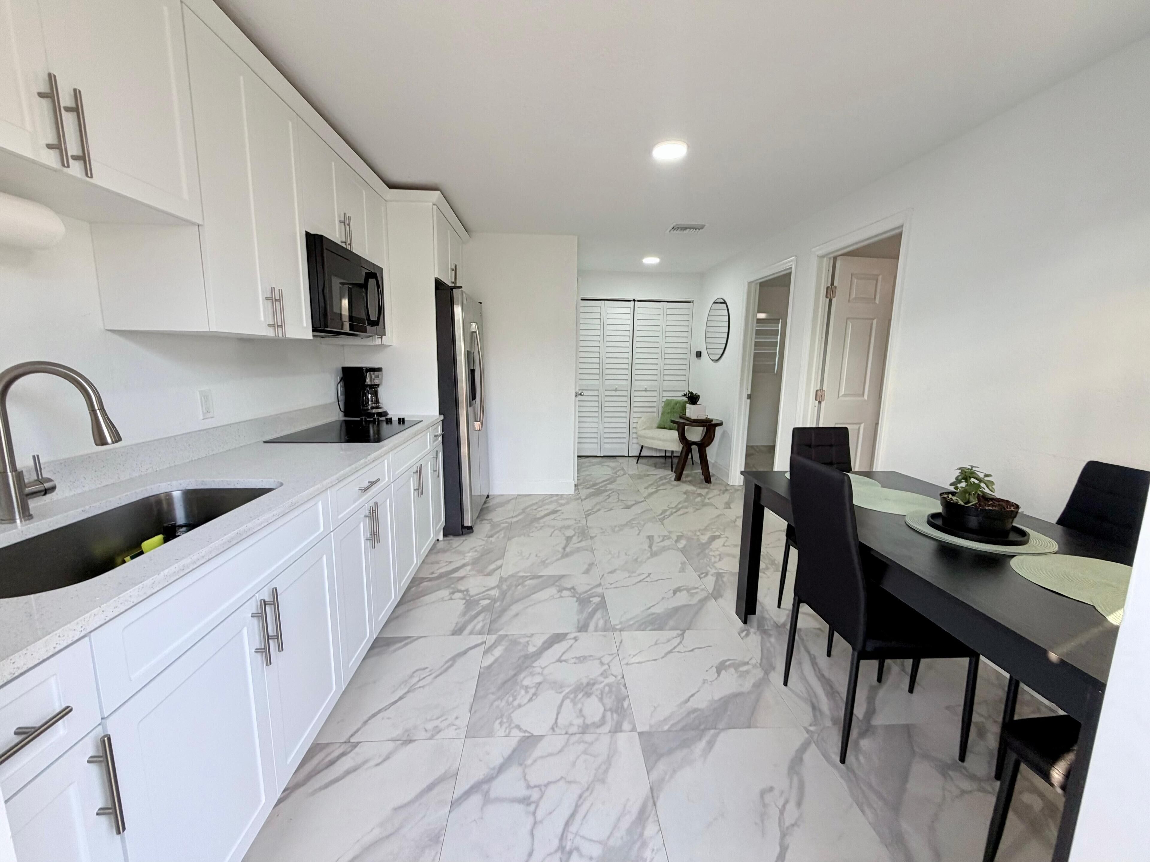 Kühlschrank, Mikrowelle, Herdplatte, Wasserkocher mit Kaffee-/Teezubehör