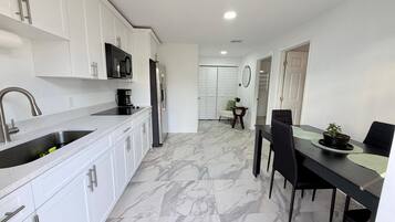 Kühlschrank, Mikrowelle, Herdplatte, Wasserkocher mit Kaffee-/Teezubehör