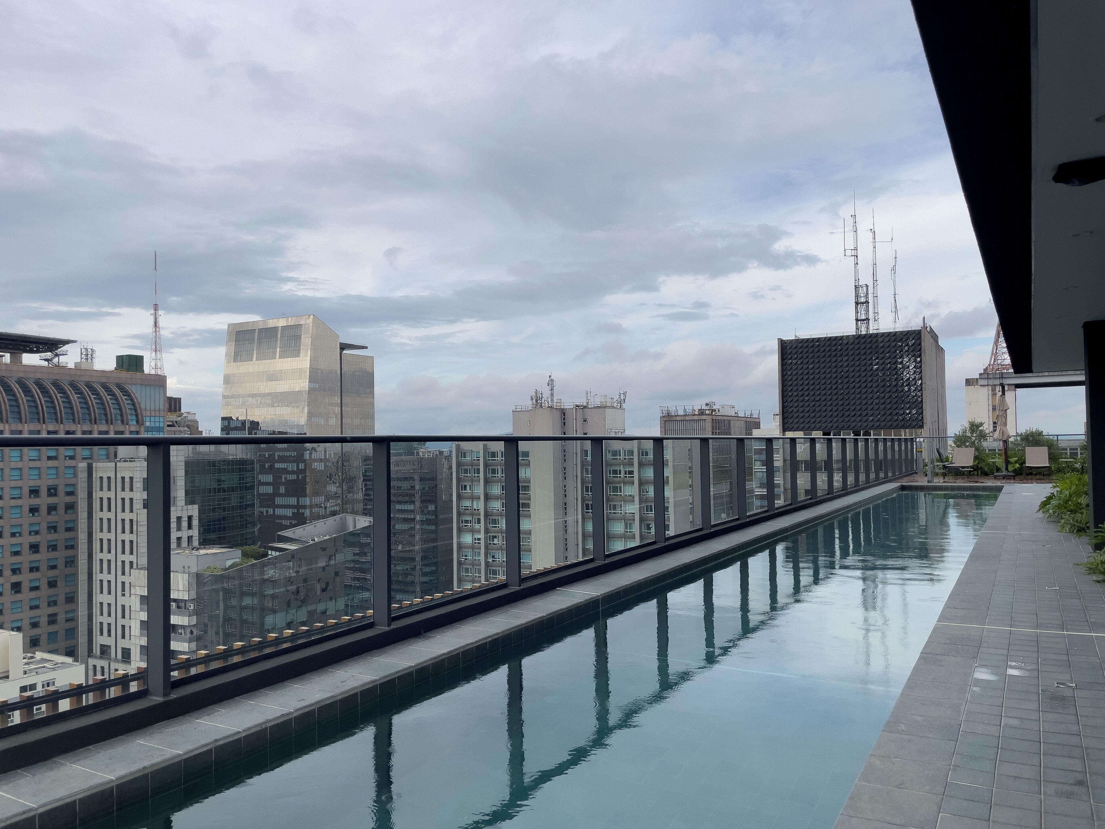 Piscina externa, guarda-sóis, espreguiçadeiras