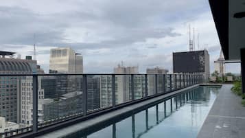 Piscina externa, guarda-sóis, espreguiçadeiras