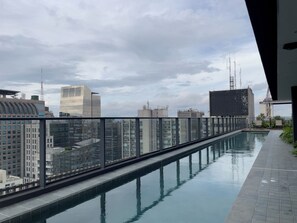 Piscina externa, guarda-sóis, espreguiçadeiras