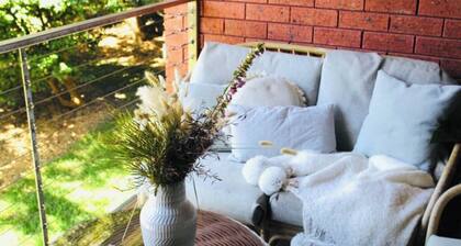 Modern Lodge House, Mountain Views, on River, Pets
