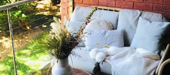 Modern Lodge House, Mountain Views, on River, Pets