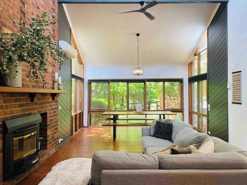 Modern Lodge House, Mountain Views, on River, Pets