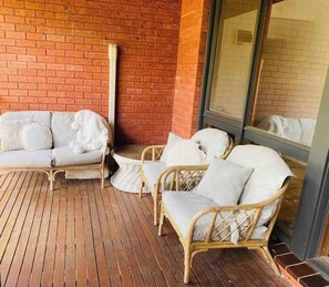 Terrace/patio - Modern Lodge House, Mountain Views, on River, Pets (East Warburton)