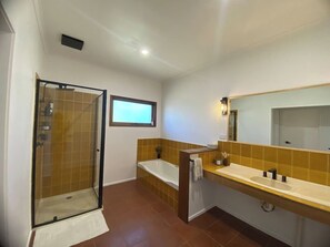 Shower, jetted bath, hair dryer, bidet