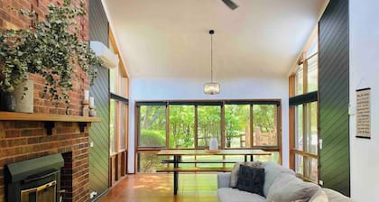 Modern Lodge House, Mountain Views, on River, Pets